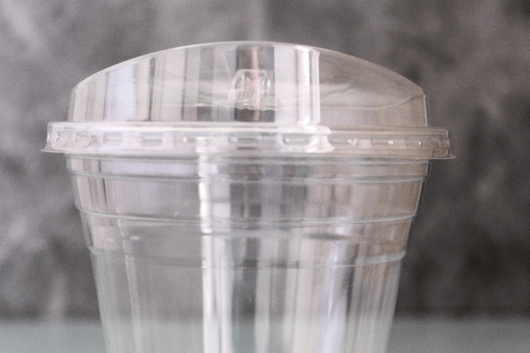 98mm Dome Strawless Sippy Lids for 12-24 oz Clear PET Cups